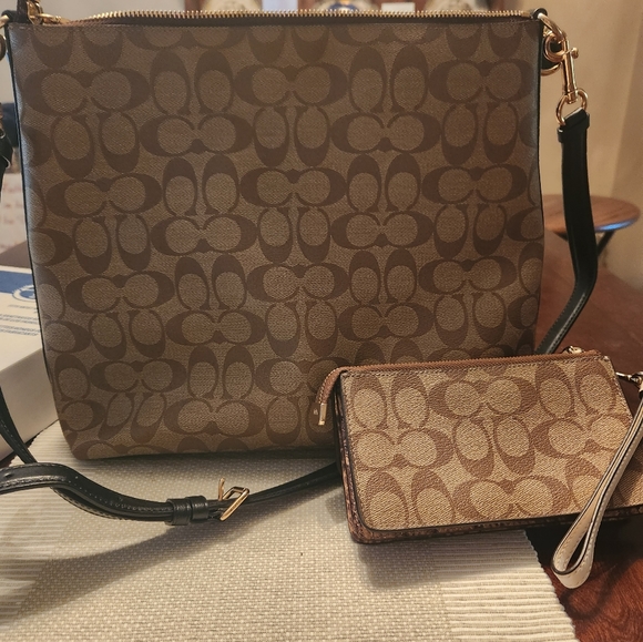 Coch bag and matching wristlet - Picture 2 of 4